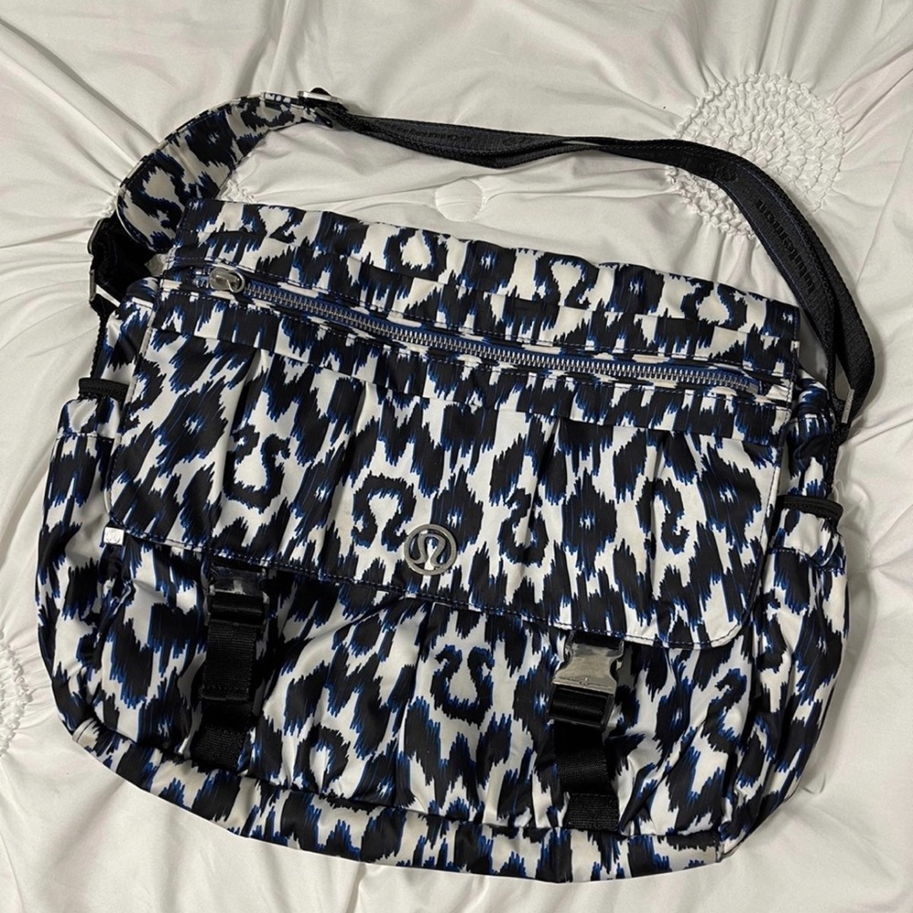 LULULEMON URBAN YOGINI IKAT MESSENGER BAG